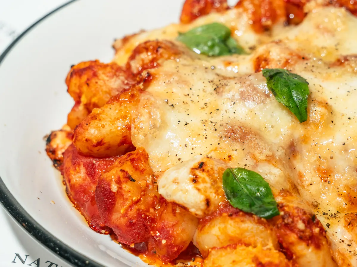 Gnocchi alla sorrentina gratinati con mozzarella e basilico
