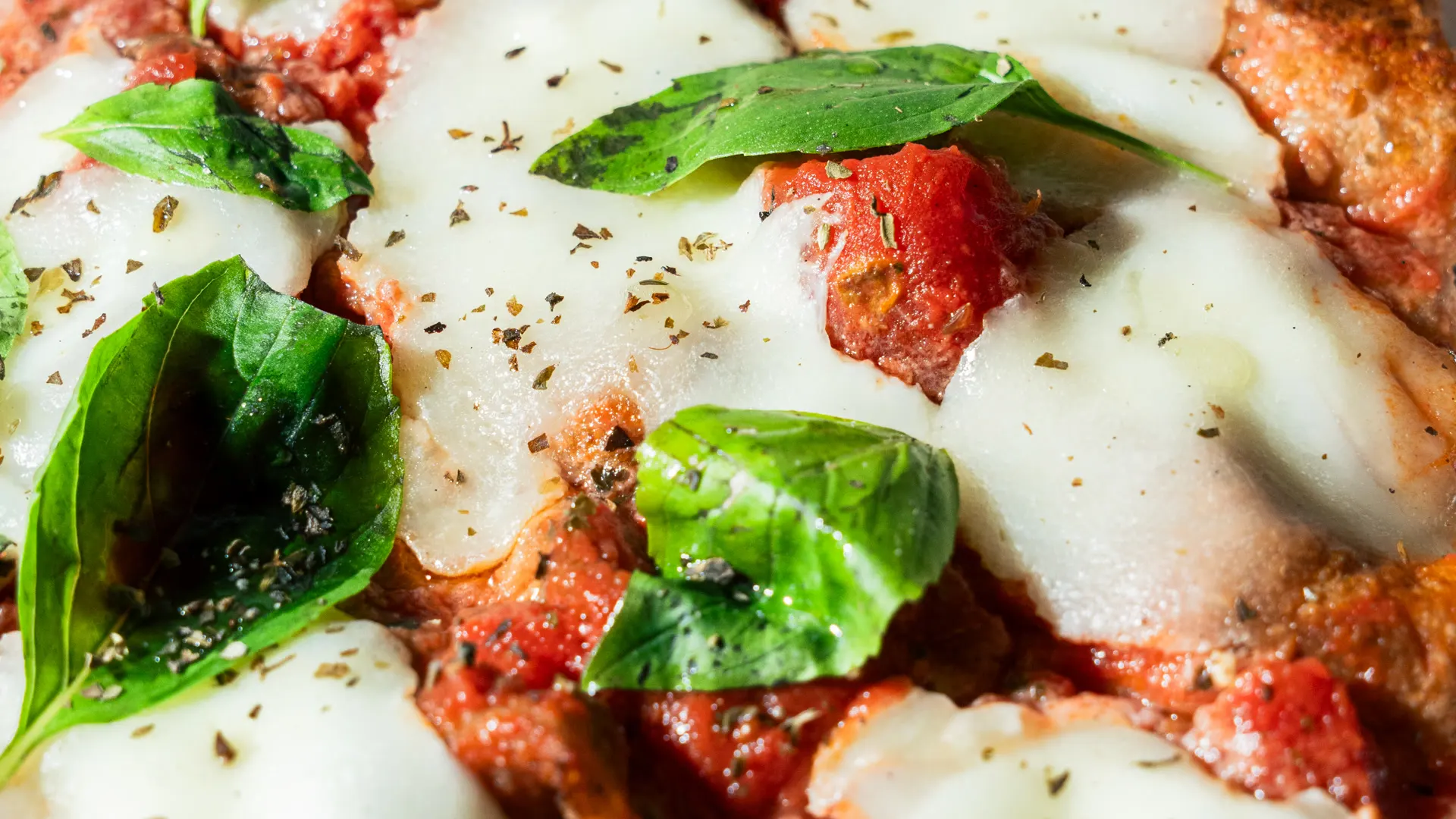 Pizza alla romana Capri: pomodoro, mozzarella di bufala e basilico