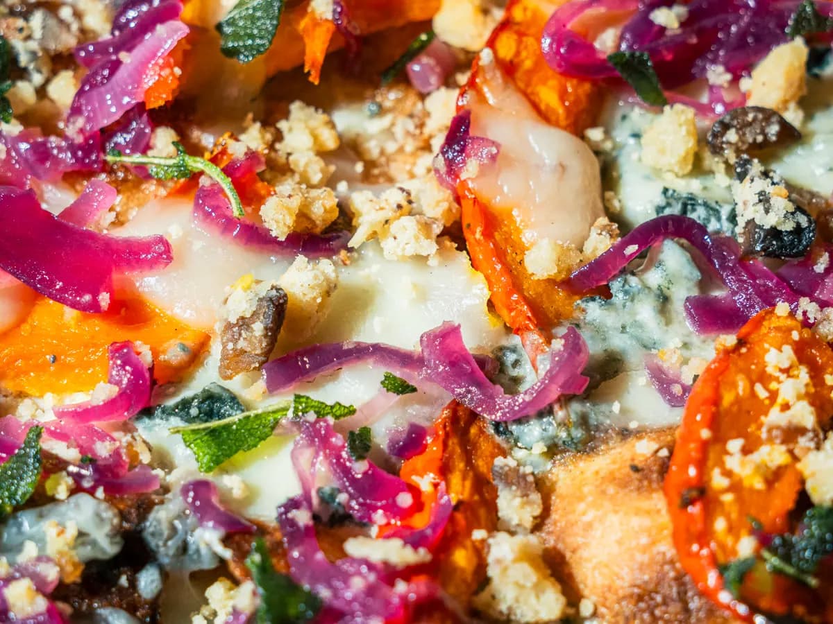 Pizza alla romana Novara: zucca, gorgonzola, cipolle rosse caramellate