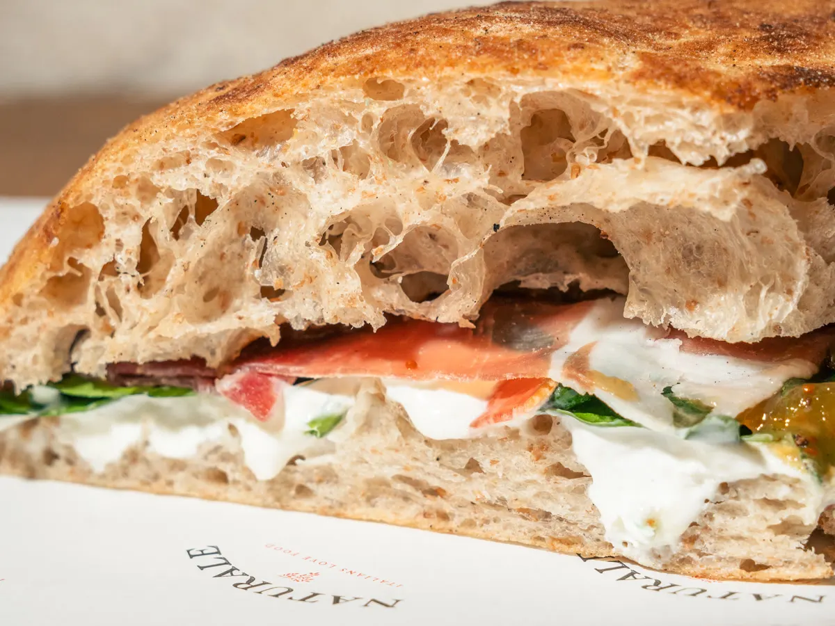 Puccia Naturale farcita, focaccia croccante tagliata a metà