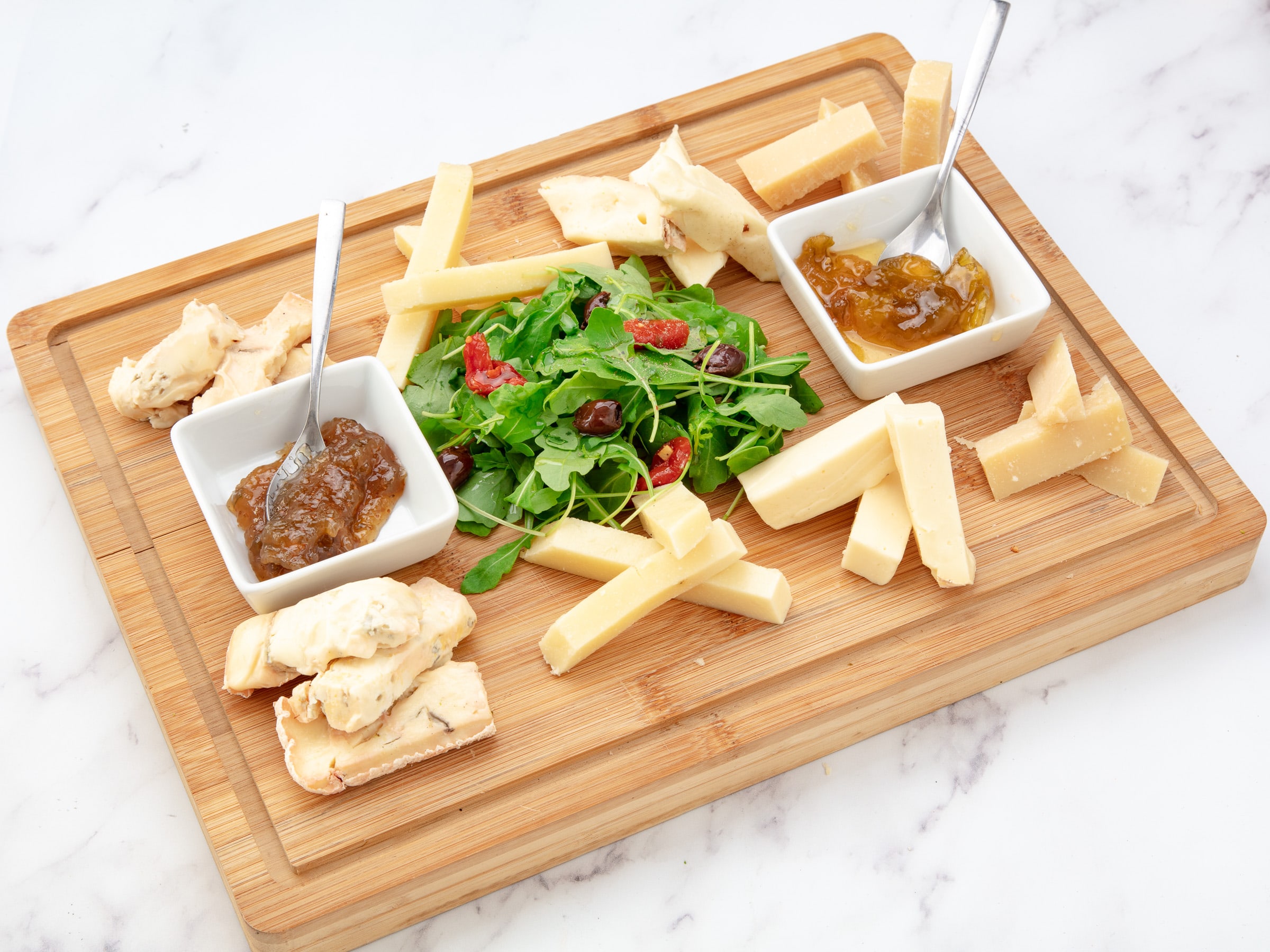 Planche à partager avec belle sélection de fromages italiens